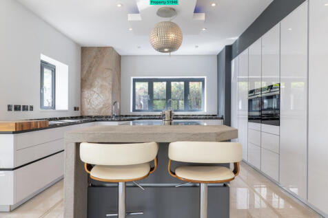 Kitchen Breakfast Bar.