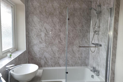 Bathroom (b)