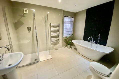Main bathroom 