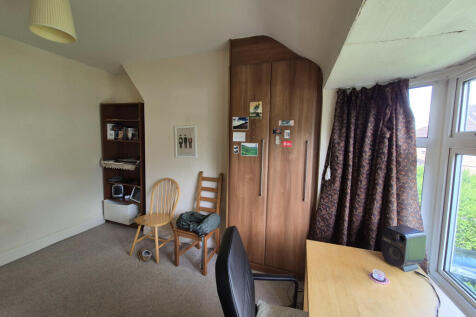Second bedroom with built-in wardrobe