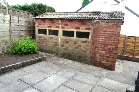 Garage &amp; Rear Garden