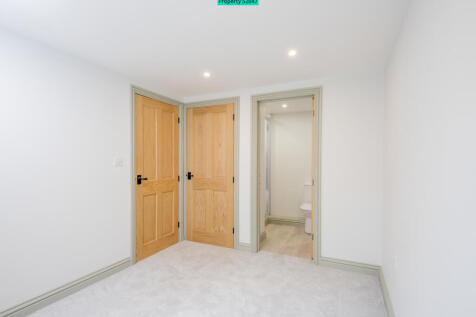 GROUND FLOOR BEDROOM WITH ENSUITE