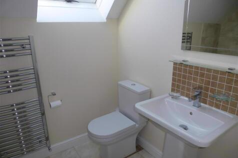 En-suite bathroom off master bedroom