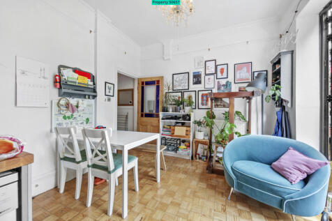 SPACIOUS KITCHEN DINER TO SOCIALISE IN