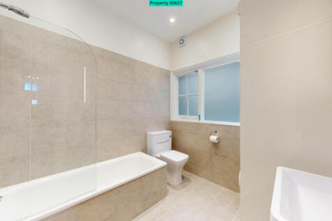 BRAND NEW FITTED WHITE BATHROOM SUITE