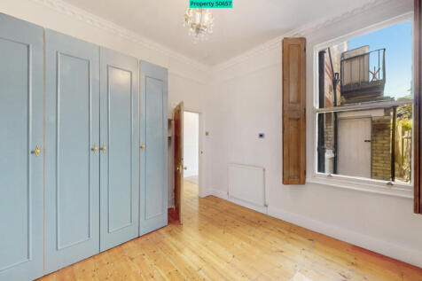 LARGE BEDROOM WITH WINDOW SHUTTERS