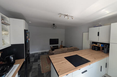 Kitchen / Lounge