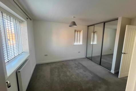 Main Bedroom fitted mirrored wardrobe