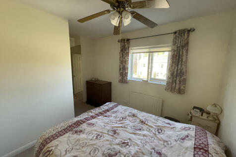 Main bed,,, ensuite behind you