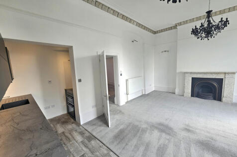 Living room/kitchen, showing cooker alcove