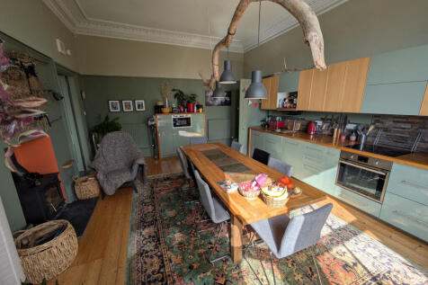 Kitchen dining north