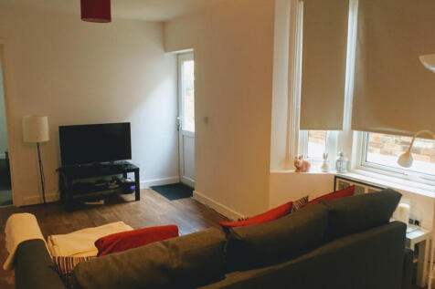 Living room/door to private garden