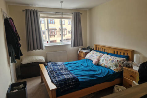 Double bedroom to front of house