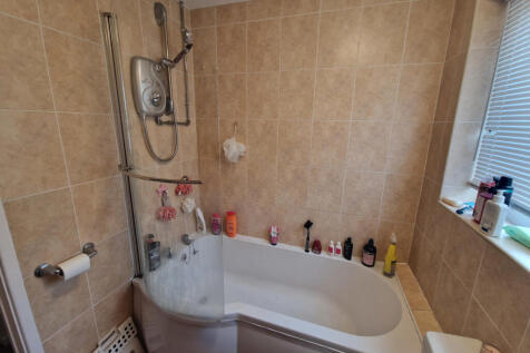 Shower over bath with screen