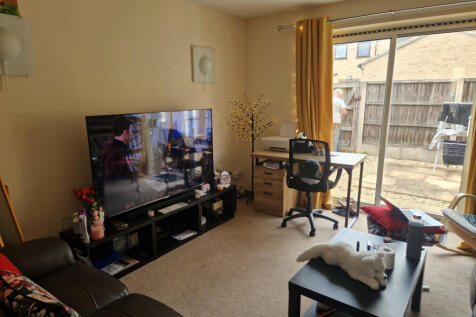 Lounge at rear overlooks private patio area