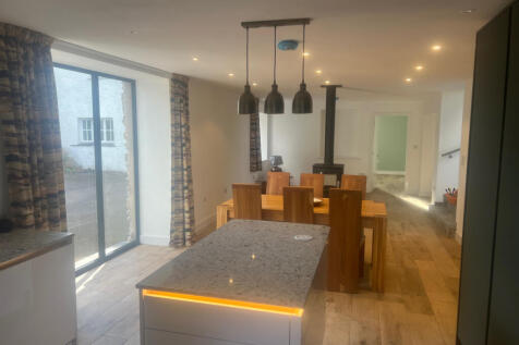 Porcelain tiled florrs