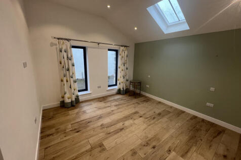 Main bedroom with ensuite bathroom