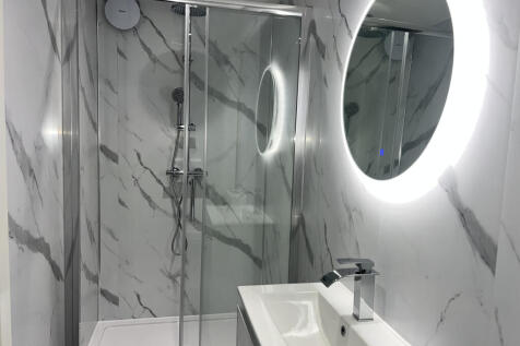 En-Suite (Bedroom 1)