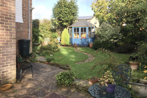 Summer house and side garden