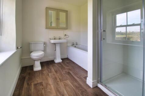 Master Bedroom En-suite Bathroom.jpg