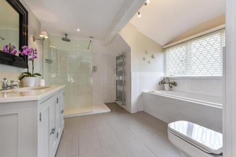 En Suite to Bedroom 1