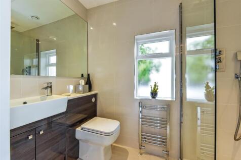 En Suite to Bedroom 4