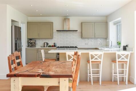 Dining/Kitchen Area