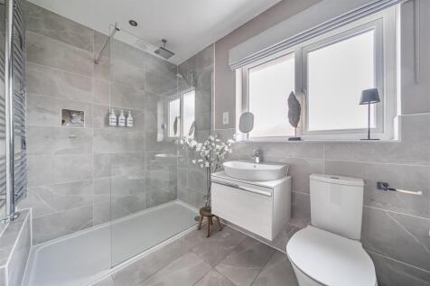 En Suite to Bedroom 1