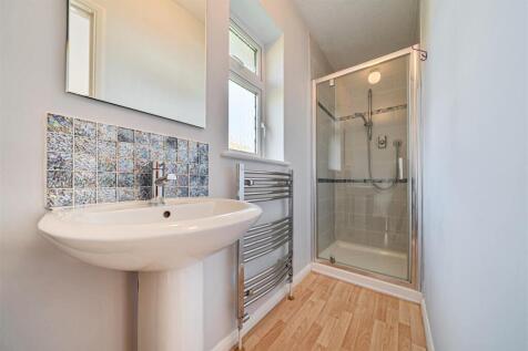 En Suite to Bedroom 2