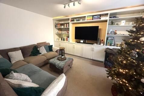 Roemead Drive - Sitting room.jpg