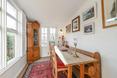 Breakfast/dining room