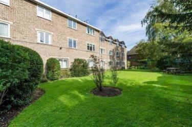 6 Woodstock Court garden communal