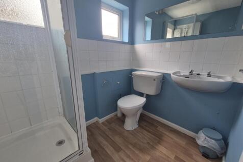 eynlyn close bathroom photo 