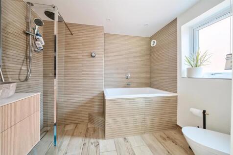 En-suite to bedroom 1