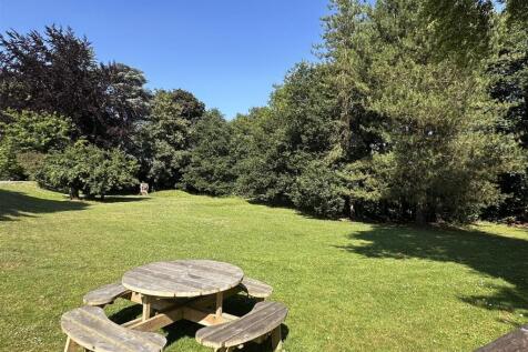 Bench Lawn.