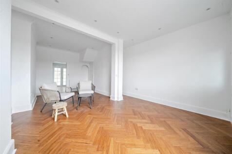 Sitting room/Dining room
