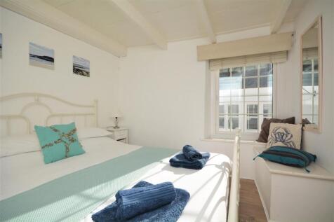 Main Bed 2.JPG