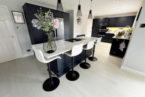 KITCHEN/DINING AREA