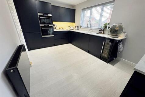 KITCHEN/DINING AREA