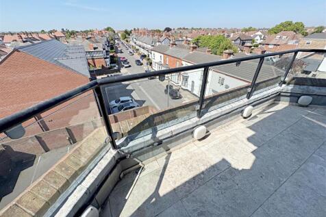 MASTER  BEDROOM - BALCONY
