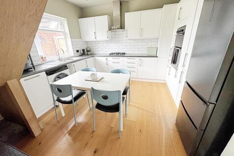 KITCHEN/DINING AREA