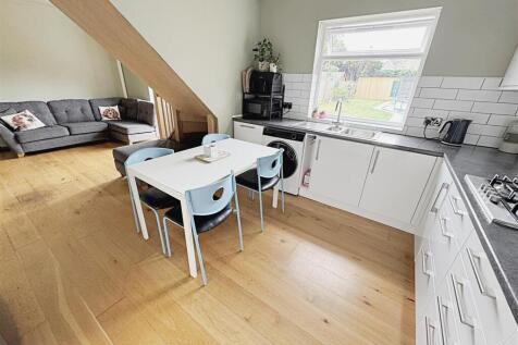 KITCHEN/DINING AREA