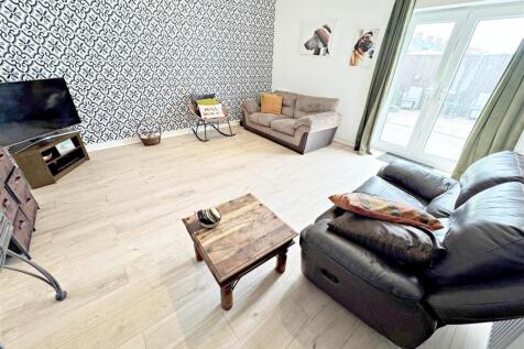 OPEN PLAN LIVING/KITCHEN AREA