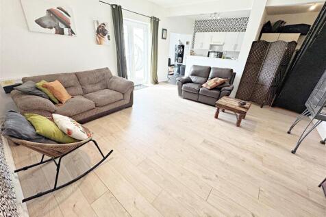 OPEN PLAN LIVING/KITCHEN AREA