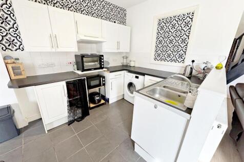 OPEN PLAN LIVING/KITCHEN AREA