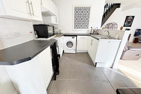 OPEN PLAN LIVING/KITCHEN AREA