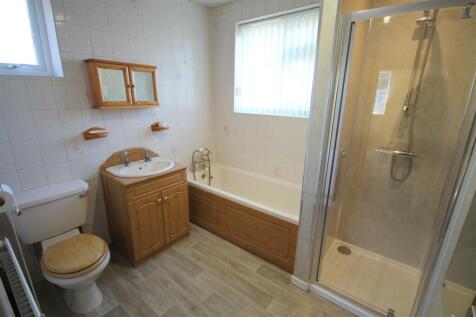 HR Bathroom a.JPG