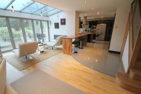 GB Living Area.JPG