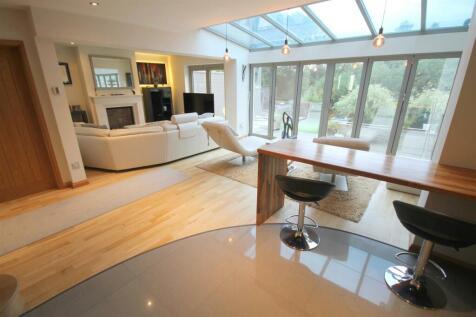 GB Living Area i.JPG