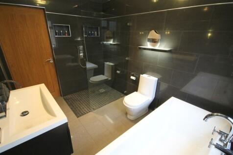 GB GF Bathroom i.JPG